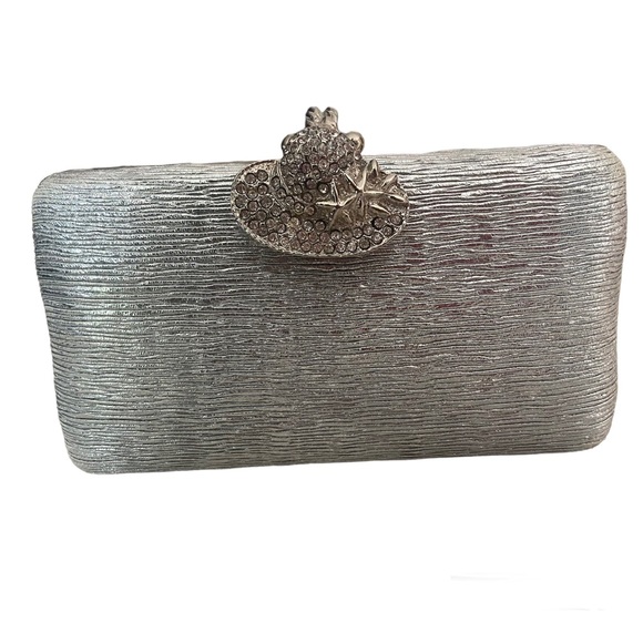 Small silver evening clutch with sun hat clasp and silver chain strap - Picture 4 of 4